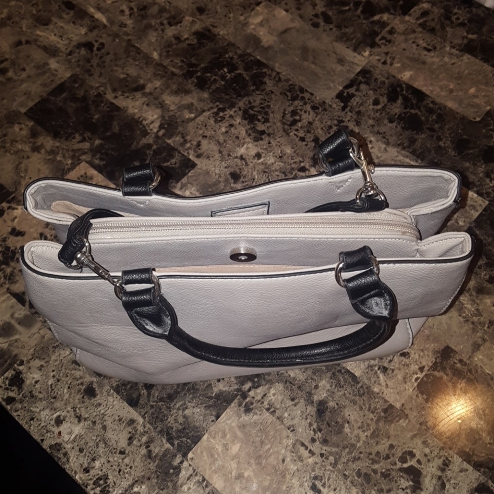 Last day to buy Nine West Handbag - Picture 2 of 3
